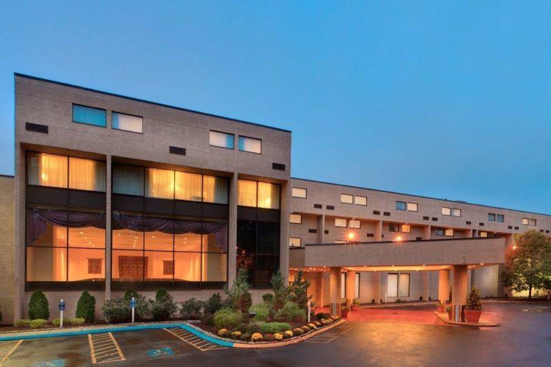 Ultimate List of Best Cheap Hostels for Backpackers in Cromwell, Connecticut, Radisson Hotel Cromwell
