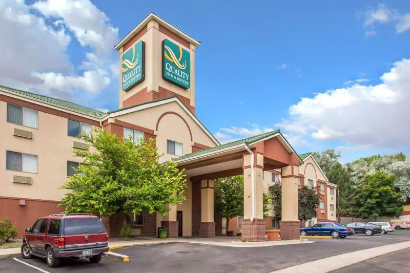 Ultimate List of Best Cheap Hostels for Backpackers in Lakewood, Colorado, Quality Inn and Suites Lakewood