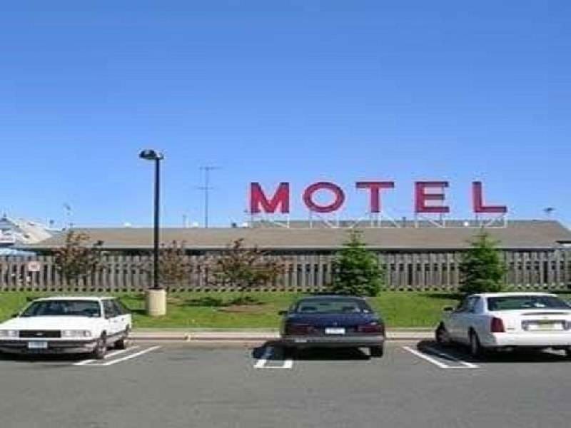 Ultimate List of Best Cheap Hostels for Backpackers in Milford, Connecticut, Mayflower Motel Milford