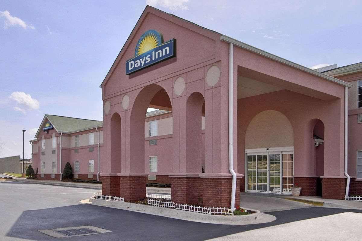 Ultimate List of Best Cheap Hostels in Huntsville, Alabama, Days Inn and Suites Huntsville
