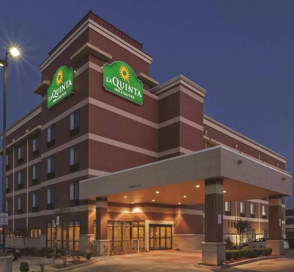 Ultimate List of Best Cheap Hostels for Backpackers in Edmond, Oklahoma, La Quinta Inn and Suites Edmond