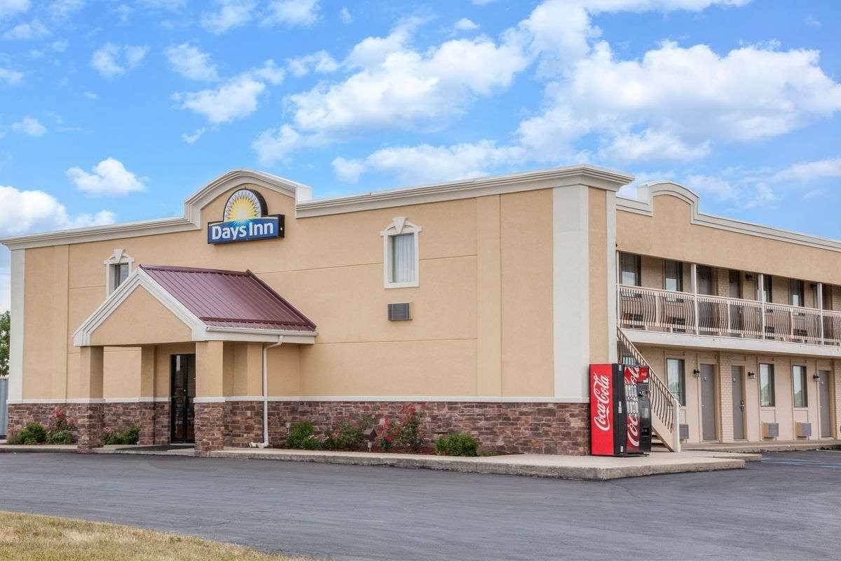 Ultimate List of Best Cheap Hostels for Backpackers in Fort Wayne, Indiana, Days Inn Fort Wayne