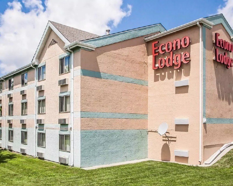 Ultimate List of Best Cheap Hostels for Backpackers in Kansas City, Missouri, Econo Lodge Airport Kansas City