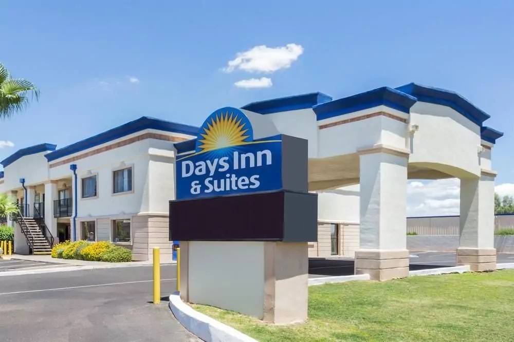 Ultimate List of Best Cheap Hostels for Backpackers in Mesa, Arizona, Days Inn and Suites Mesa