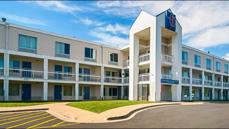 Ultimate List of Best Cheap Hostels for Backpackers in Rockford, Illinois, Motel 6 Rockford