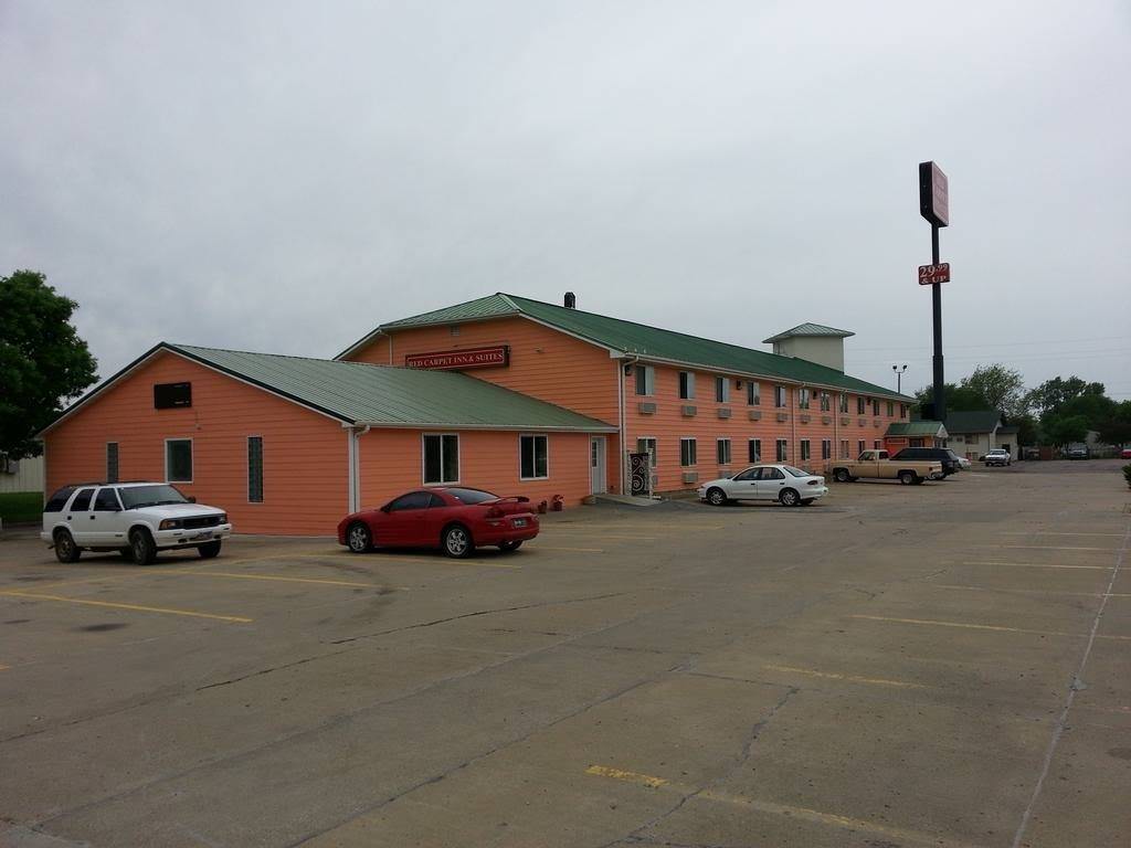 Ultimate List of Best Cheap Hostels for Backpackers in Sioux City, Iowa, Red Carpet Inn & Suites North Sioux City
