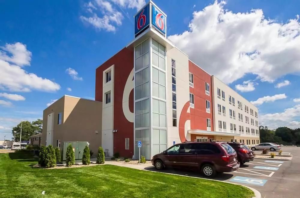 Ultimate List of Best Cheap Hostels for Backpackers in South Bend, Indiana, Motel 6 South Bend - Mishawaka