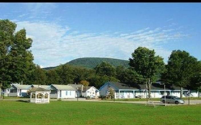 Ultimate List of Best Cheap Hostels for Backpackers in Bennington, Vermont, West Road Motel