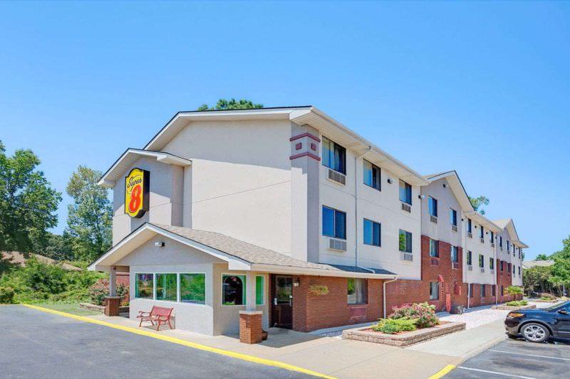 Ultimate List of Best Cheap Hostels for Backpackers in Chesapeake, Virginia, Super 8 Chesapeake