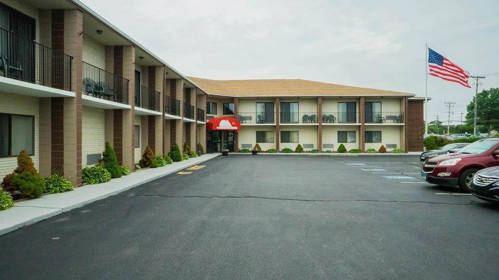 Ultimate List of Best Cheap Hostels for Backpackers in Middletown, Rhode Island, Ambassador Inn & Suites