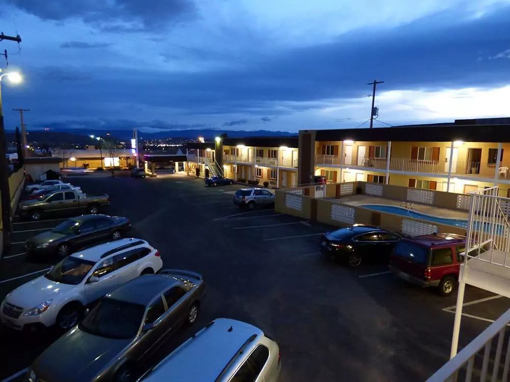 Ultimate List of Best Cheap Hostels for Backpackers in Saint George, Economy Inn & Suites