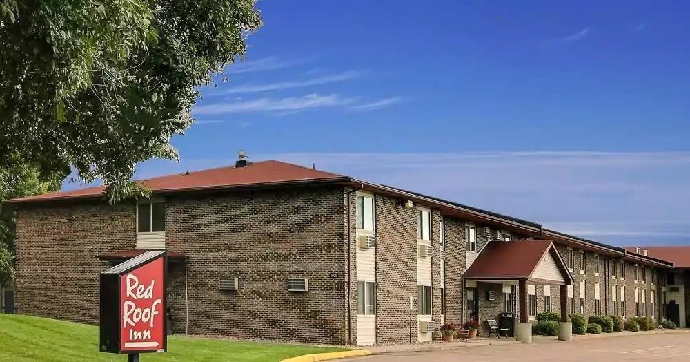 Ultimate List of Best Cheap Hostels for Backpackers in Sioux Falls, South Dakota, Red Roof Inn Sioux Falls